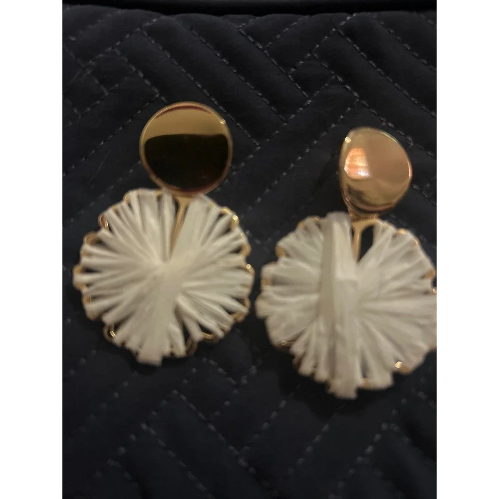 White Raffia Flower Earrings Gold Tone Drop Dangle Statement‎ Lightweight